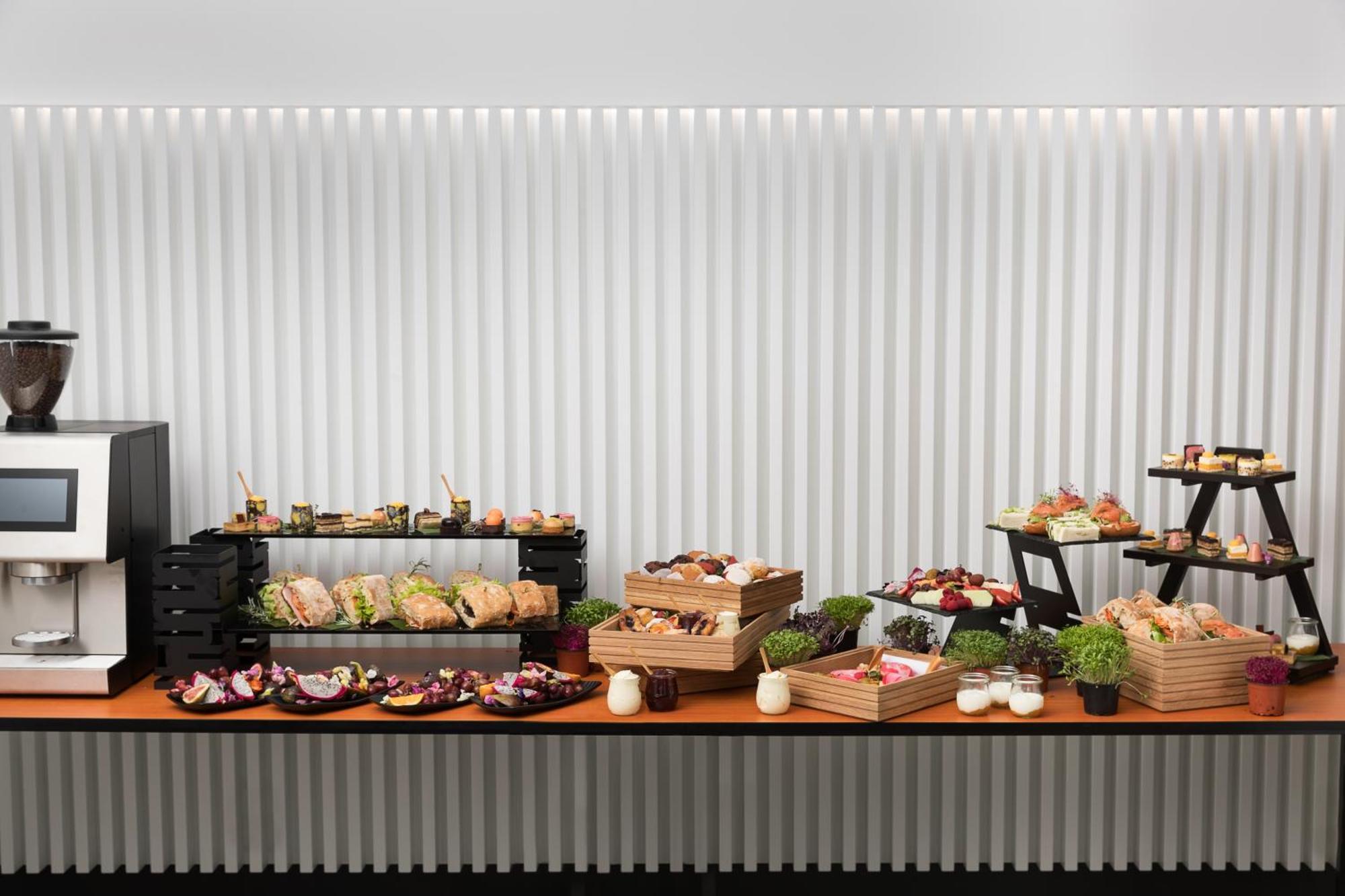 Готель Crystalbrook Riley Кернс Екстер'єр фото A typical buffet