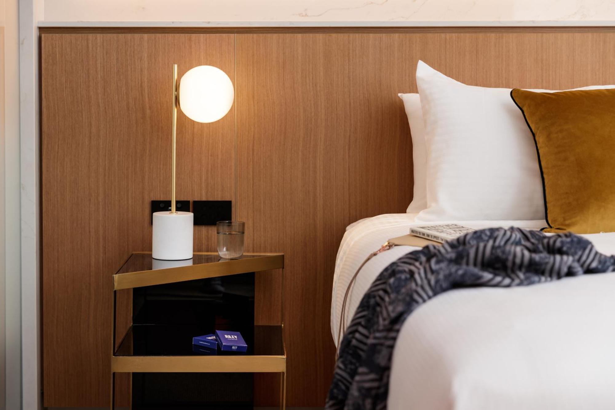 Готель Crystalbrook Riley Кернс Екстер'єр фото A bedside table