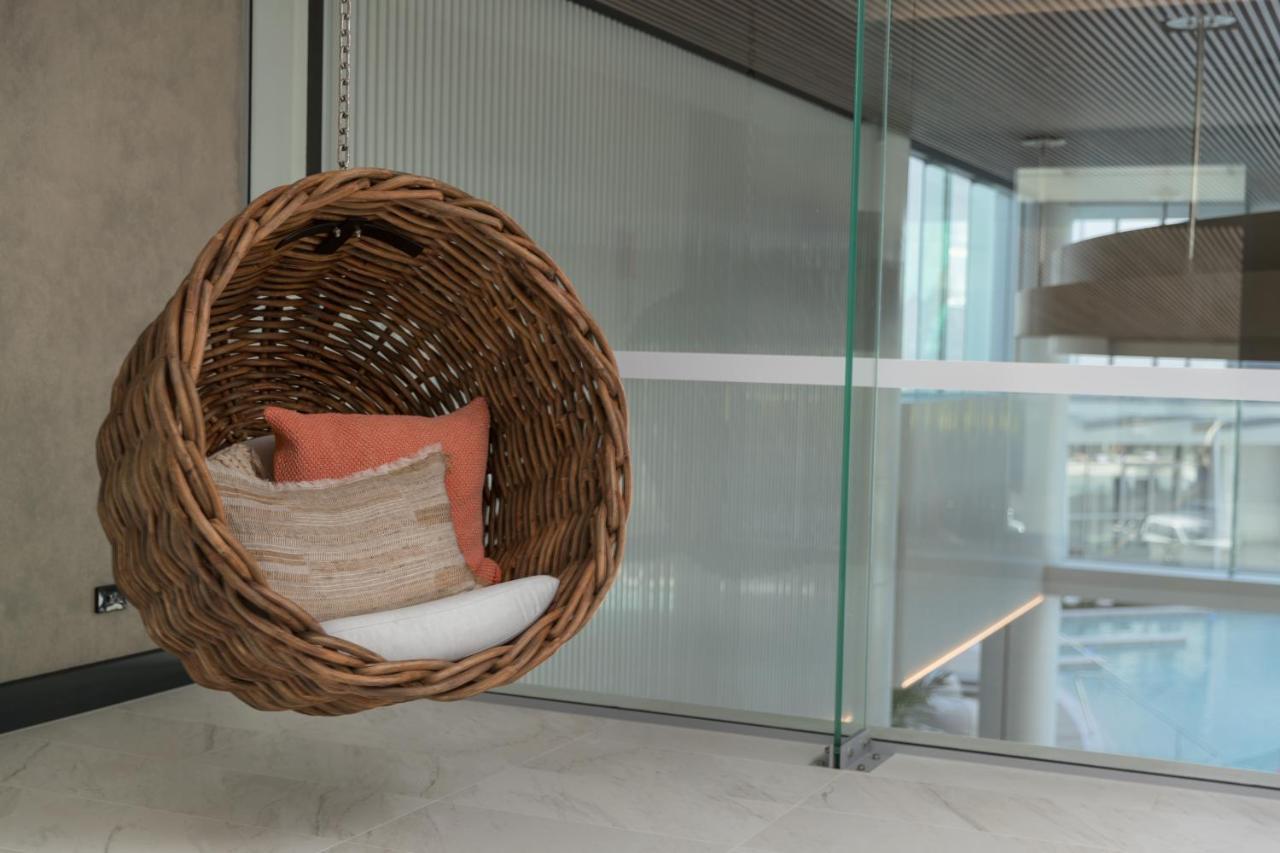 Готель Crystalbrook Riley Кернс Екстер'єр фото A hanging chair