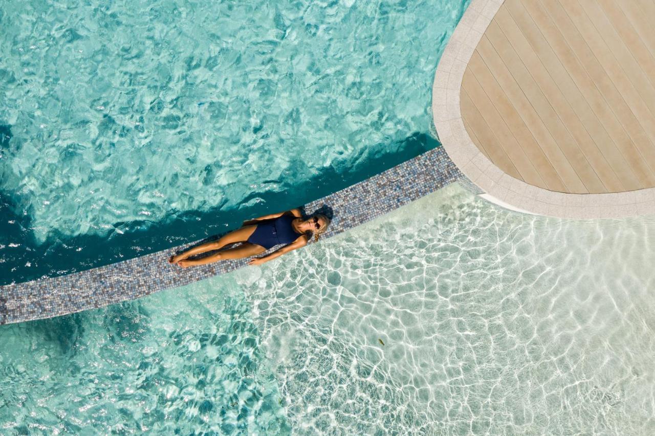 Готель Crystalbrook Riley Кернс Екстер'єр фото Aerial view of a woman sunbathing in a swimming pool