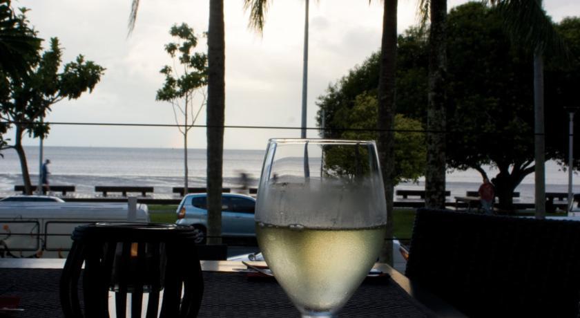Готель Crystalbrook Riley Кернс Екстер'єр фото A glass of white wine